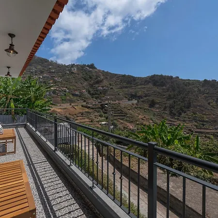 Casa De Pedra By An Island *