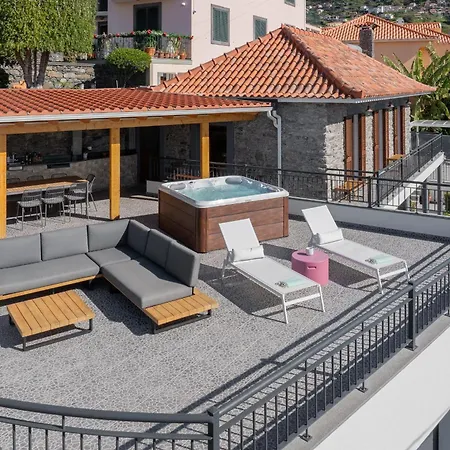 Casa De Pedra By An Island