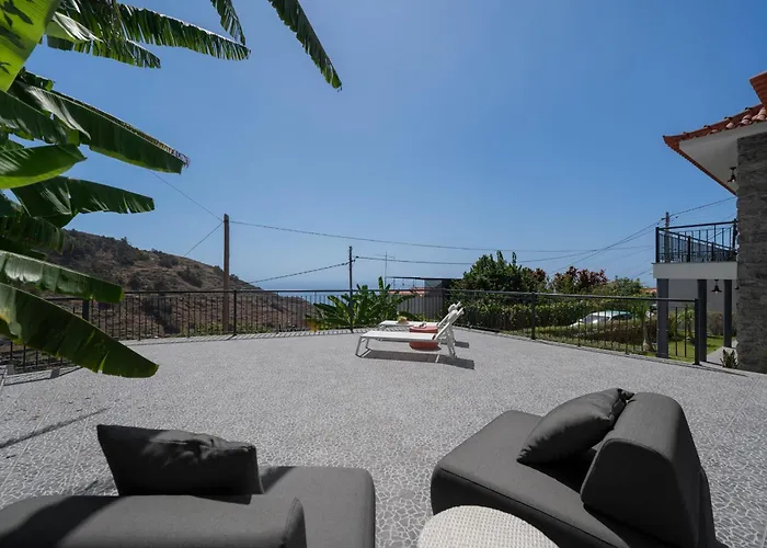 Casa De Pedra By An Island